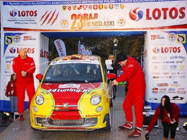 23 Rajd Dolnośląski - Abarth 500 R3T 44tuning Rally Team Halicki Tkacz wielka radość na mecie - szampan poszedł w ruch