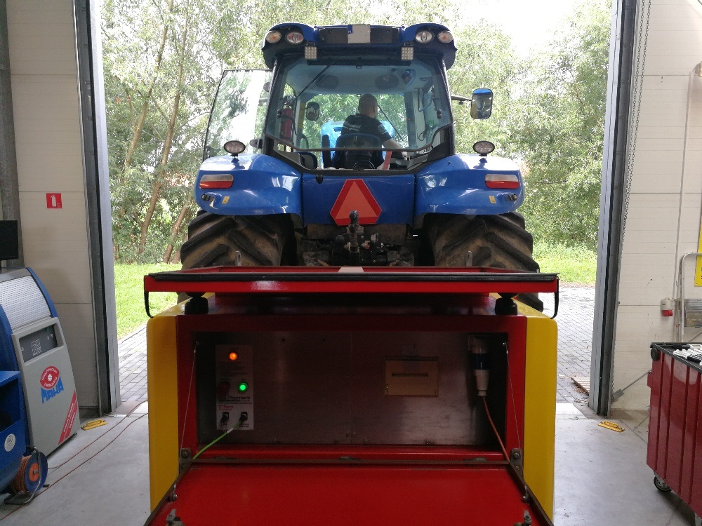 Ciągnik rolniczy New Holland T8 podczas pomiarów po wykonaniu pakietów