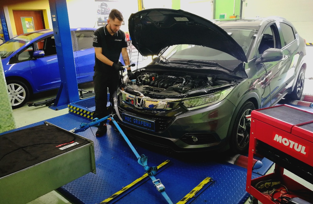Samochody Honda z silnikami wolnossącymi podczas wykonania pakietów