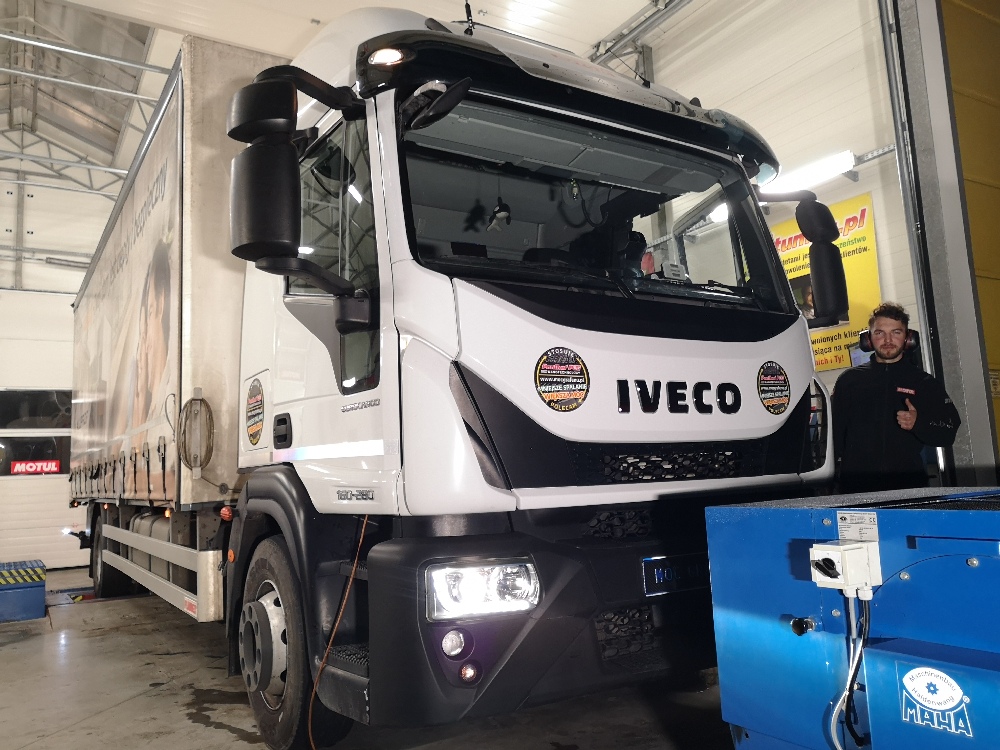 Iveco Eurocargo podczas wykonania pomiarów na hamowni Maha LPS Truck