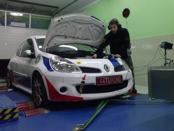 Renault Clio Sport podczas strojenia indywidualnego - Chip Tuning Super VIP na naszej hamowni Maha w Opole Kępa