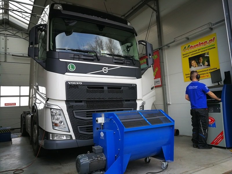 Volvo FH podczas pomiarów na hamowni