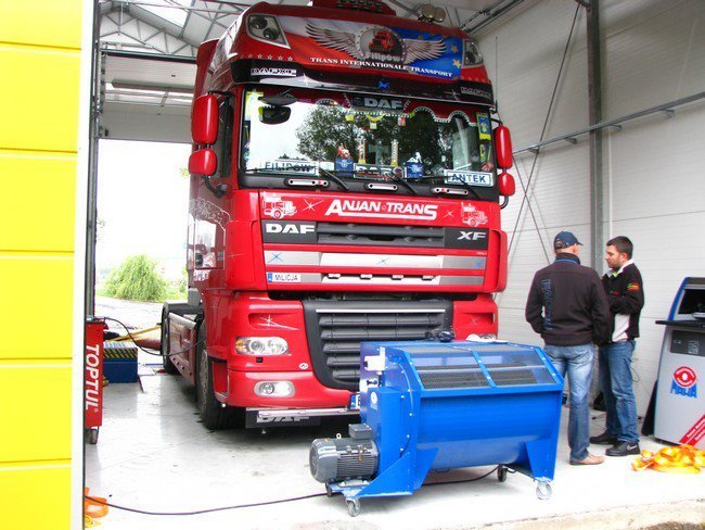 Hamownia Maha Truck - Opole Kępa i Robert Halicki (z prawej)podczas przekazywania informacji diagnostycznych o pracy samochodu ciężarowego