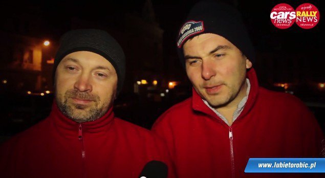 Tomasz Tkacz (od lewej) i Robert Halicki (po prawej) podczas udzielania wywiadu dla serwisu Rallynews.pl